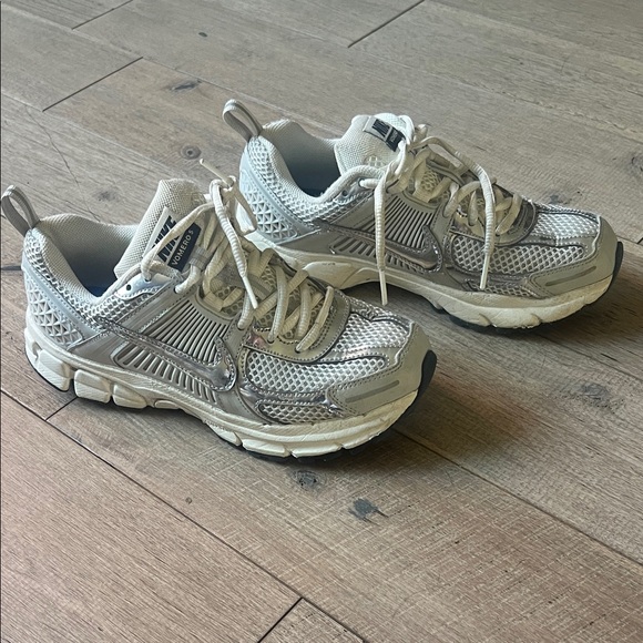 Nike Vomero Kids Metallic Silver Sneakers 4.5 **LIKE NEW** - Picture 2 of 6